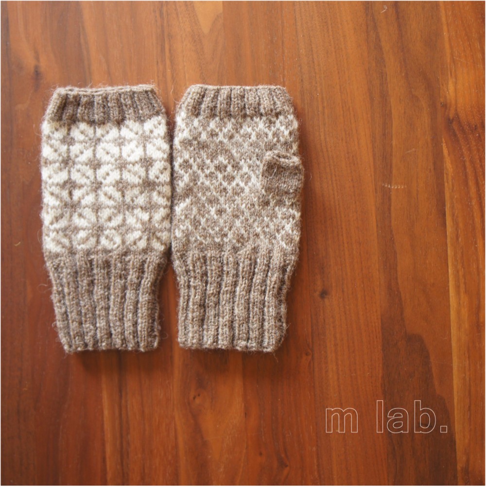 【受注制作】北欧ラトビア伝統柄のハンドウォーマー（カフェオレ）