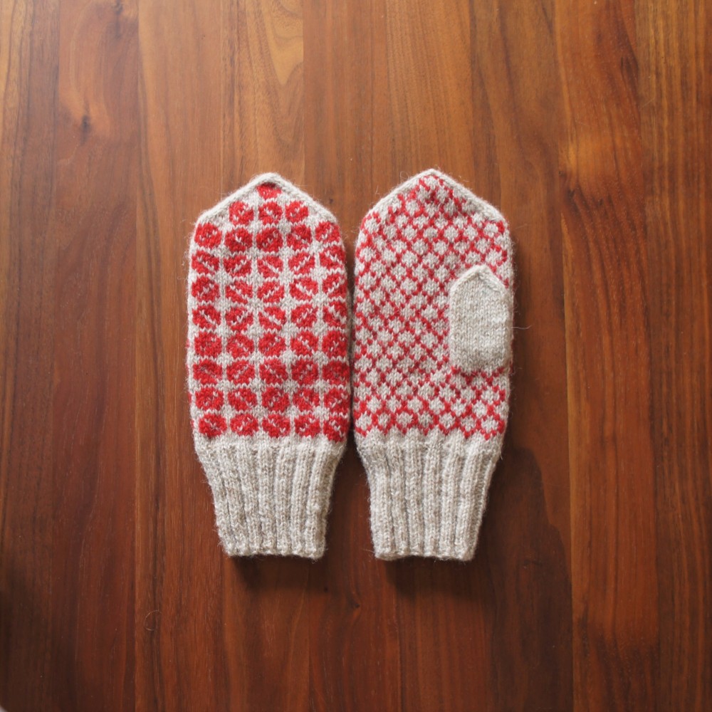 【受注制作】北欧ラトビア伝統柄のミトン（ベージュ×レッド）