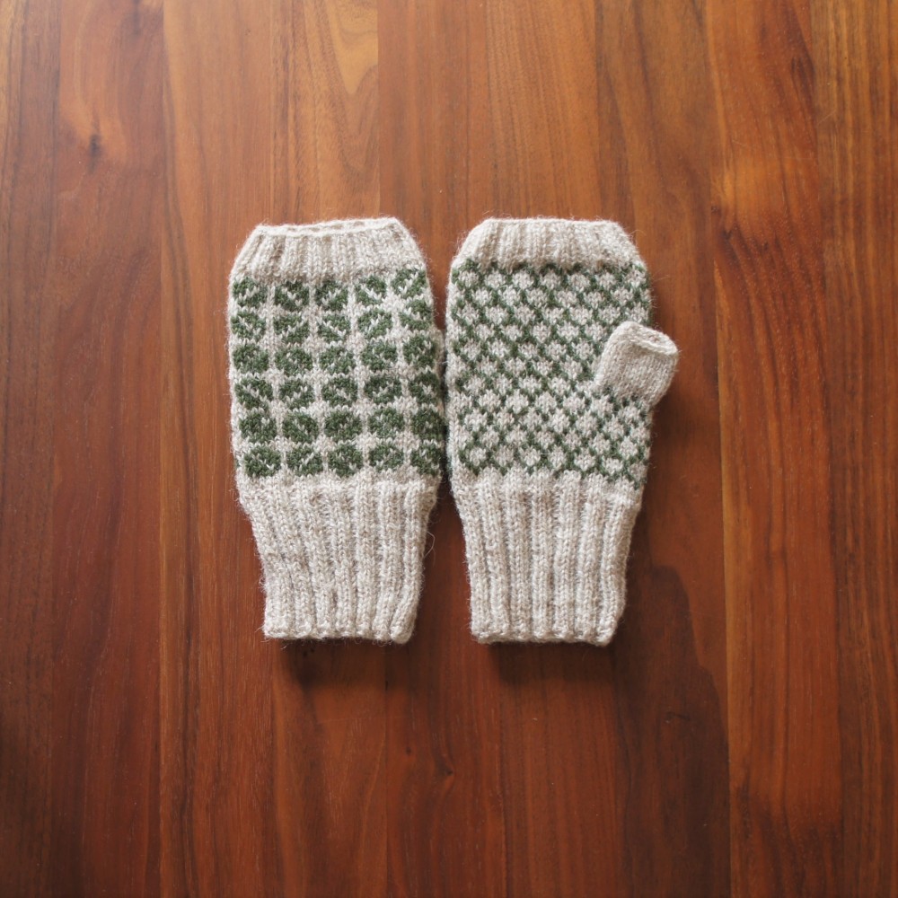 【受注制作】北欧ラトビア伝統柄のハンドウォーマー（ベージュ×グリーン）