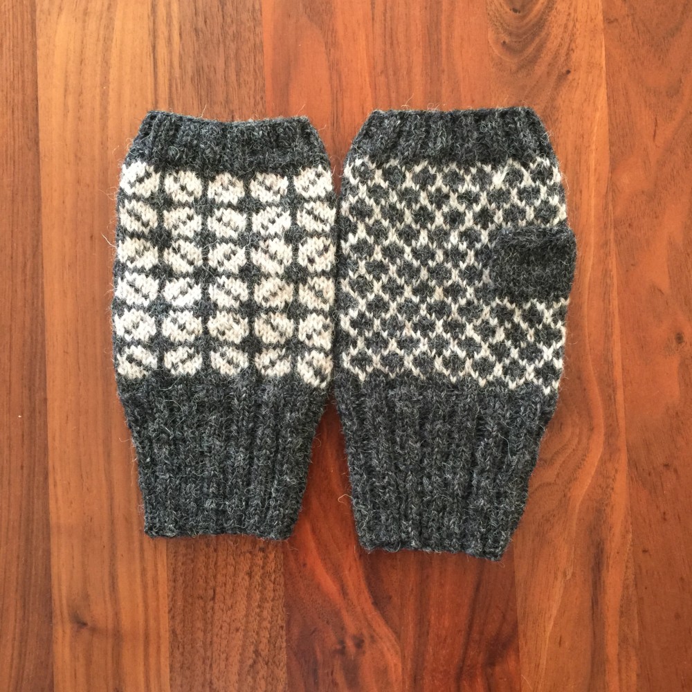 【受注制作】北欧ラトビア伝統柄のハンドウォーマー（ダークグレー） 4,050円