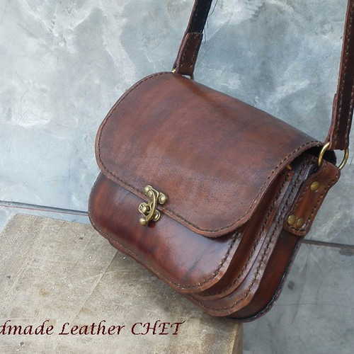 茶色のレザーかっちりショルダーバッグ ショルダーバッグ Chet-Leather ...