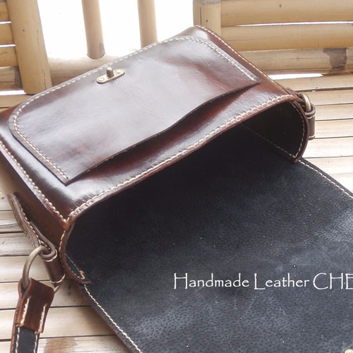 茶色のレザーショルダーバッグ ショルダーバッグ Chet-Leather