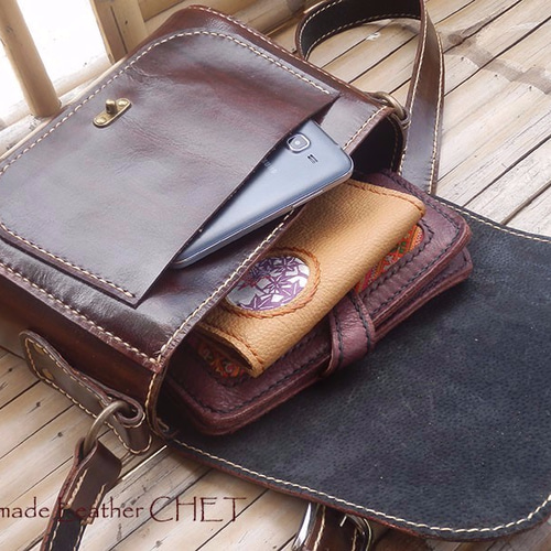 黒のレザーショルダーバッグ ショルダーバッグ Chet-Leather
