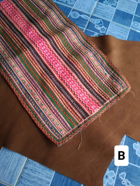 モン族・手刺繍の布×レザー（茶色） 2枚目の画像