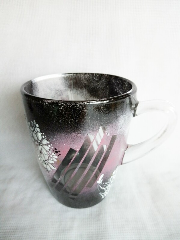 ホットもOK!白い花束（紫）のマグカップ 1枚目の画像