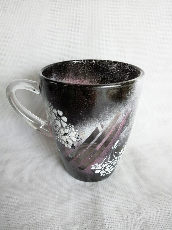 ホットもOK!白い花束（紫）のマグカップ 3枚目の画像