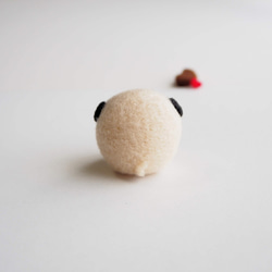 【受注製作】 ハートチョコを持つまゆパグ(フォーン・黒)　羊毛フェルト 3枚目の画像