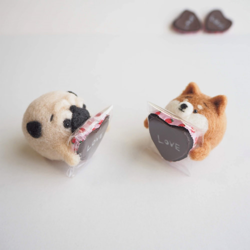 羊毛フェルトハンドメイド パグ 受注製作】まゆパグ手作りLOVEチョコを受け取って(フォーンパグ・黒