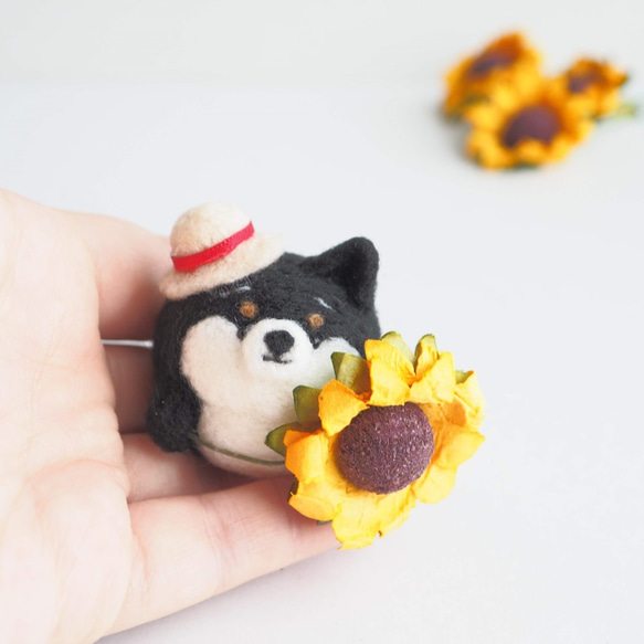 [客製化] - 僅限夏季 - Mayu Shiba Inu 會給你向日葵。 （紅柴犬、黑柴犬、白柴犬）羊毛氈 第5張的照片