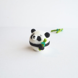 【受注製作】まゆパンダ-竹のおやつを持って-  羊毛フェルト 2枚目の画像
