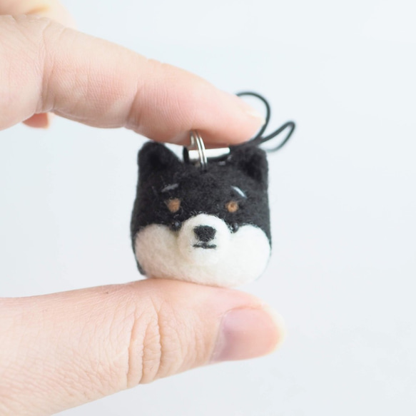 【受注製作】まゆ黒柴犬　携帯クリーナーストラップ　羊毛フェルト 1枚目の画像