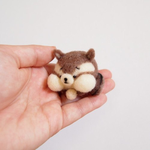 受注製作】まゆりす-どんぐりを持って-羊毛フェルト 羊毛フェルト