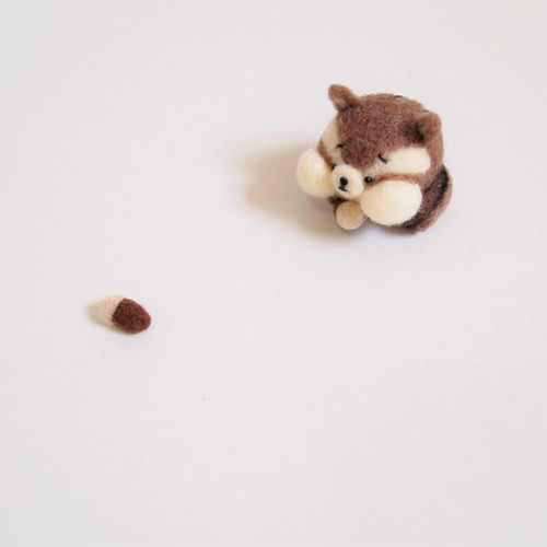 受注製作】まゆりす-どんぐりを持って-羊毛フェルト 羊毛フェルト