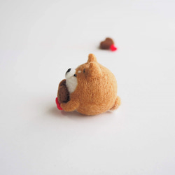 【受注製作】ハートチョコを持つまゆ柴犬(赤柴・黒柴・白柴)　羊毛フェルト 2枚目の画像