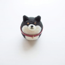 【受注製作】チャーム付き首輪のまゆ柴犬(赤柴·黒柴·白柴)　羊毛フェルト 2枚目の画像
