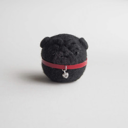 【受注製作】ジルコニアラウンドチャーム付き首輪のまゆパグ(フォーン・黒)　羊毛フェルト 1枚目の画像