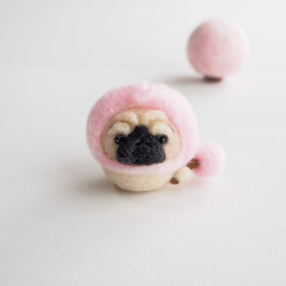 受注製作】なりきり桜の木のまゆパグ(フォーン・黒) 羊毛フェルト 羊毛