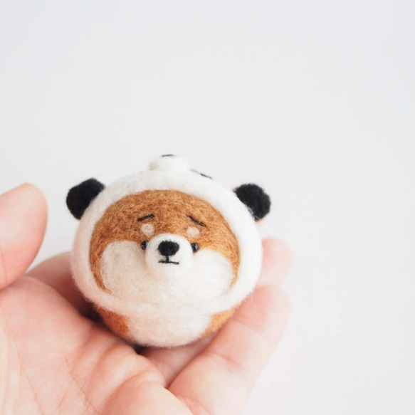 【受注製作】なりきりパンダのまゆ柴犬(赤柴・黒柴・白柴)  羊毛フェルト 6枚目の画像