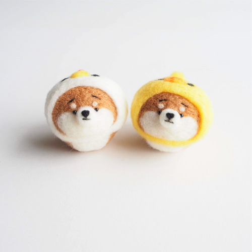 コアラになりきり　柴犬さん　ストラップ　羊毛フェルト 受注製作】なりきりひよこのまゆ柴犬(赤柴・黒柴・白柴) 羊毛フェルト