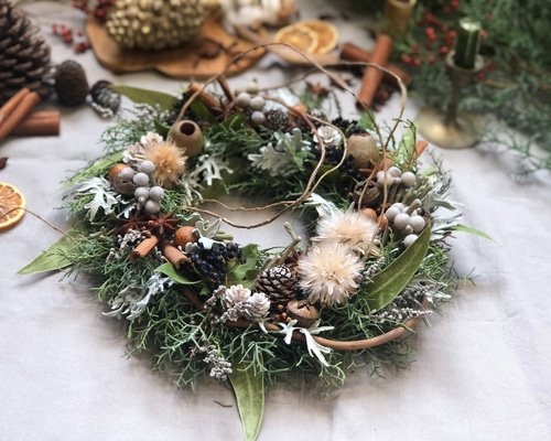 茂る森に佇み寒山に雪が舞う　針葉樹の香り豊かなオーバル型　クリスマス　リース 茂る森に佇み寒山に雪が舞う針葉樹の香り豊かなオーバル型