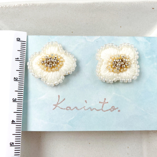 イヤリング＊気まぐれな花・白＊金属アレルギー対応 ビーズ刺繍 