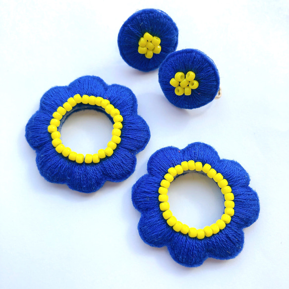 【pop-hanaシリーズ】フラワー 花 刺繍ピアス ブルー×イエロー/ アレルギー対応パーツ変更可能 1枚目の画像