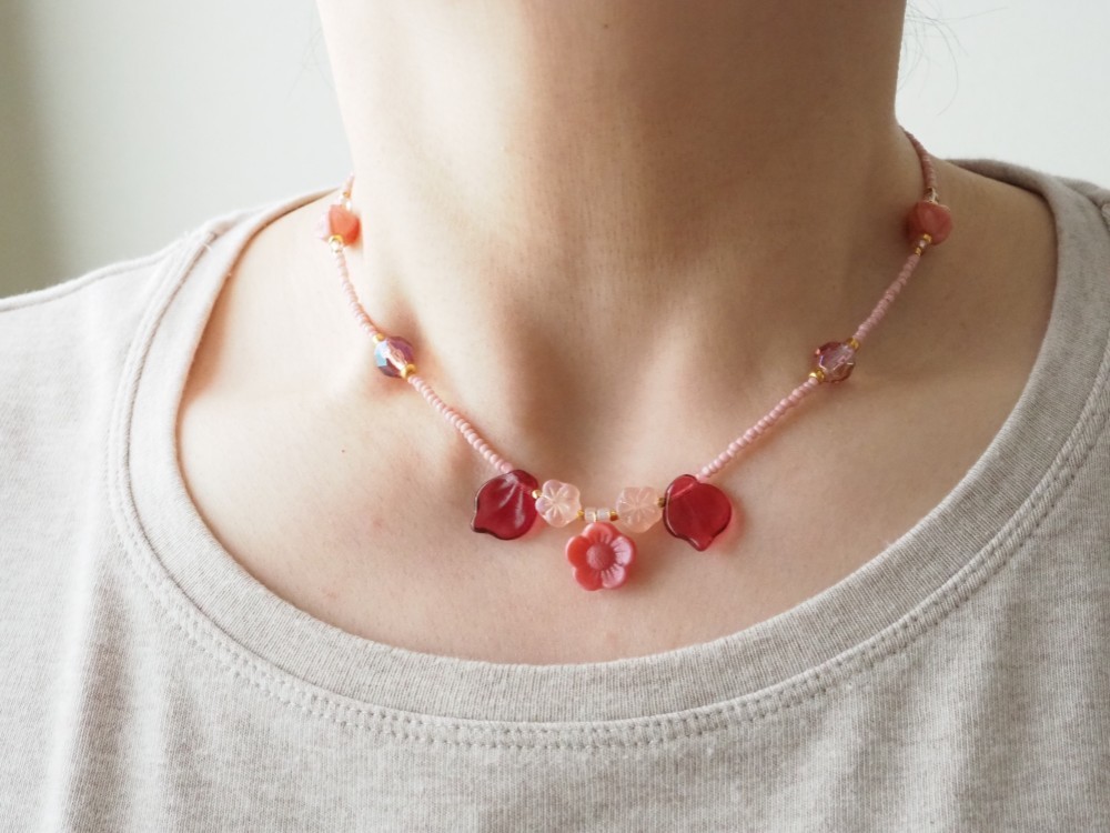 14kgf　お花のチェコビーズのヴィンテージビーズネックレス　フラワー　ピンク　チェコ製シャーロットビーズ