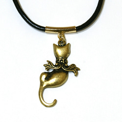 猫の天使、キャット・エンジェルの金古美ネックレス-黒革紐 1枚目の画像