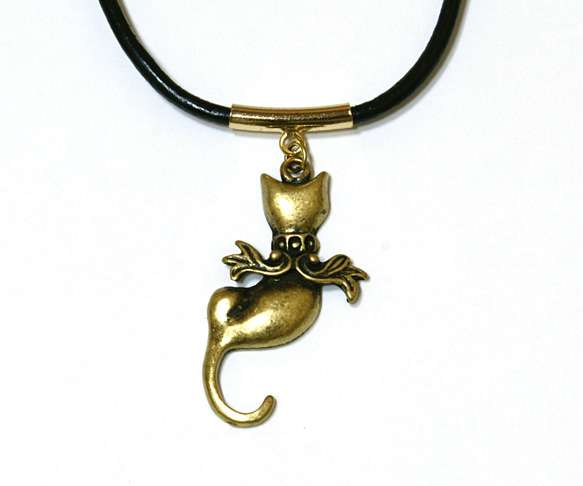 猫の天使、キャット・エンジェルの金古美ネックレス-黒革紐 1枚目の画像