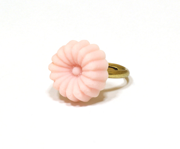 お菓子の指輪・ピンクの菊花・和風スイーツ・金古美リング 1枚目の画像