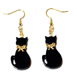 送料無料　小さな金色リボン首輪の黒猫が揺れるゴールド・ピアス 1枚目の画像
