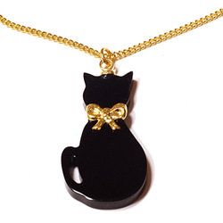 小さな金色リボン首輪の黒猫が揺れるゴールド・ペンダント・ネックレス 1枚目の画像