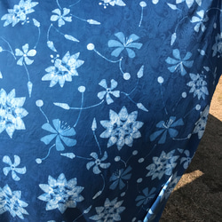 藍染め　ロウケツ染　シルク混ジャガード織服地　トケイソウ 4枚目の画像