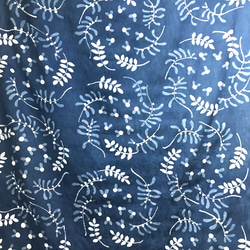 藍染め　ロウケツ染　シルク混綿ジャガード織服地　ワイルドフラワー 2枚目の画像