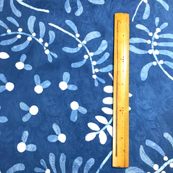 藍染め　ロウケツ染　シルク混綿ジャガード織服地　ワイルドフラワー 3枚目の画像