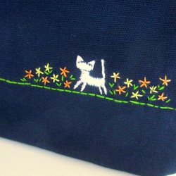 猫刺繍の平ポーチ＊お花畑の猫＊オレンジ 3枚目の画像