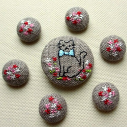 刺繡核桃按鈕*歐洲亞麻*貓和鮮花的紅體系 第1張的照片