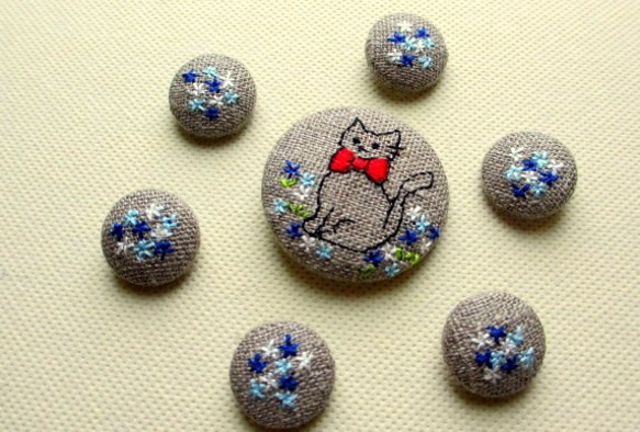 刺繡核桃按鈕*歐洲亞麻*貓和花藍體系 第1張的照片