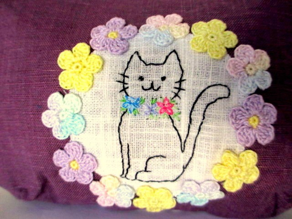 お花とネコの刺繍ポーチ＊すみれ色A 3枚目の画像