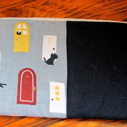 手帕材質扁平萬用包＊門扉與貓 第3張的照片