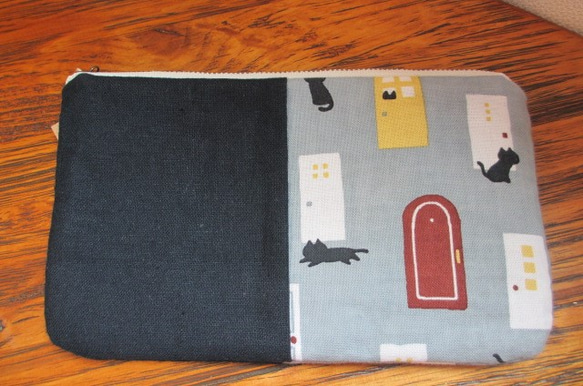 手帕材質扁平萬用包＊門扉與貓 第4張的照片