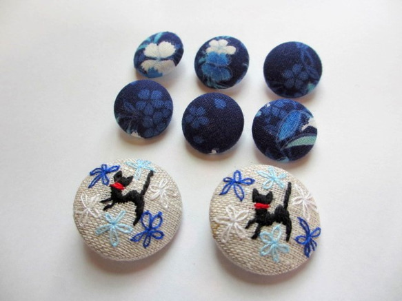 猫とお花の刺繍くるみボタン*ブルー* 1枚目の画像