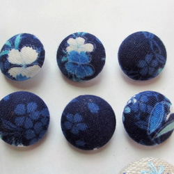 猫とお花の刺繍くるみボタン*ブルー* 3枚目の画像