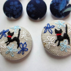 猫とお花の刺繍くるみボタン*ブルー* 4枚目の画像