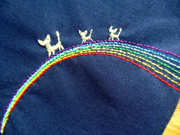 彩虹渡銀貓刺繡手袋 第4張的照片