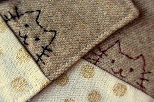 のぞきネコの刺繍コースター２枚セット＊茶・黒 3枚目の画像