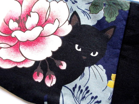 從藍色左日本模式門廊*的黑貓 第2張的照片