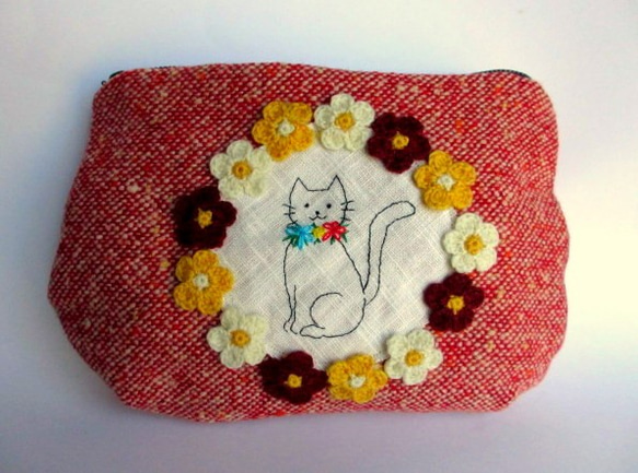 ウールのポーチ＊お花と猫刺繍 1枚目の画像