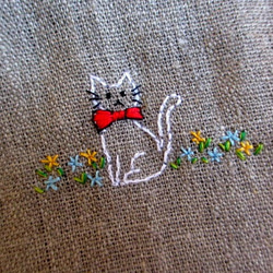 お花とねこ刺繍　ヨーロッパリネンのミニポーチ＊D 2枚目の画像