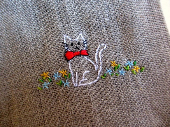 お花とねこ刺繍　ヨーロッパリネンのミニポーチ＊D 2枚目の画像